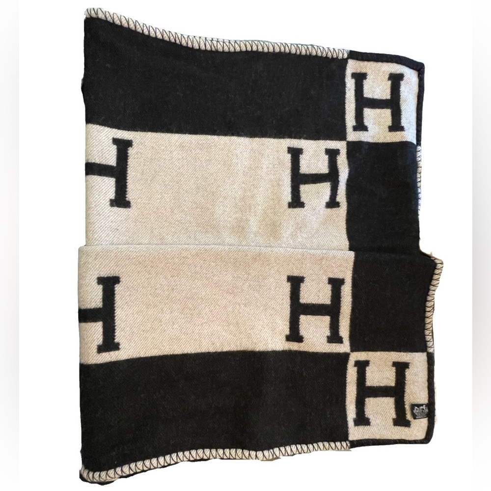 Authentic Hermes Avalon Black/Cream Blanket in Excellent Condition